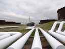 Les pipelines se rendent aux réservoirs de stockage de pétrole brut d'Enbridge Inc. à leur parc de stockage à Cushing, Oklahoma.