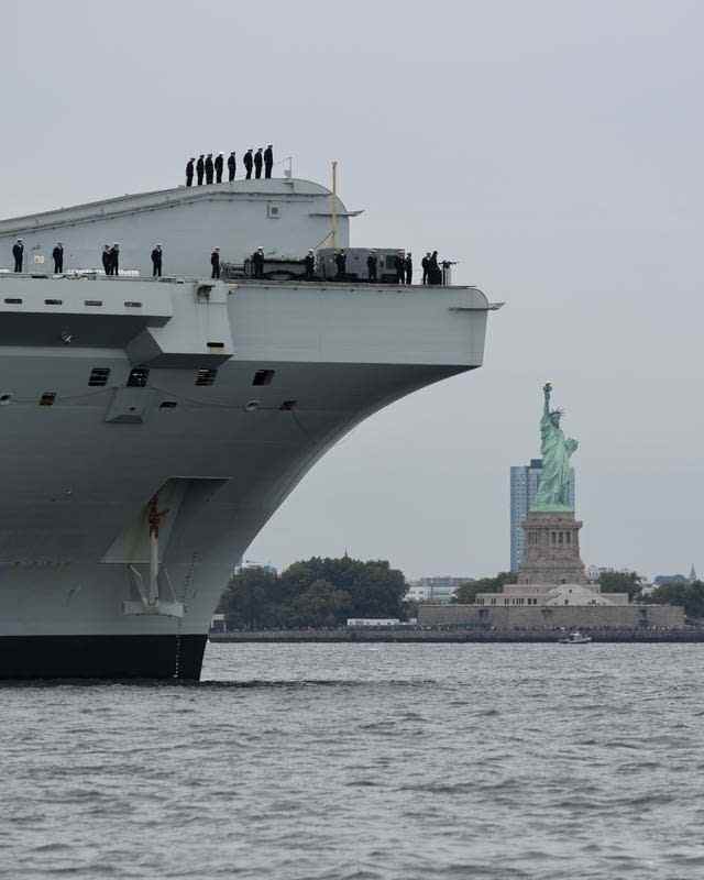 Le HMS Queen Elizabeth arrive à New York