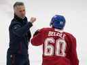 L'entraîneur-chef des Canadiens, Martin St-Louis, accueille Alex Belzile lors de la première journée du camp d'entraînement à Brossard, jeudi.