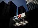 La signalisation de la Banque de Montréal (BMO) est affichée sur un immeuble du quartier financier de Toronto, Ontario, Canada, le jeudi 25 juillet 2019. 