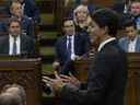 Le premier ministre Justin Trudeau se lève à la Chambre des communes pendant la période des questions, à Ottawa, le jeudi 22 septembre 2022. 