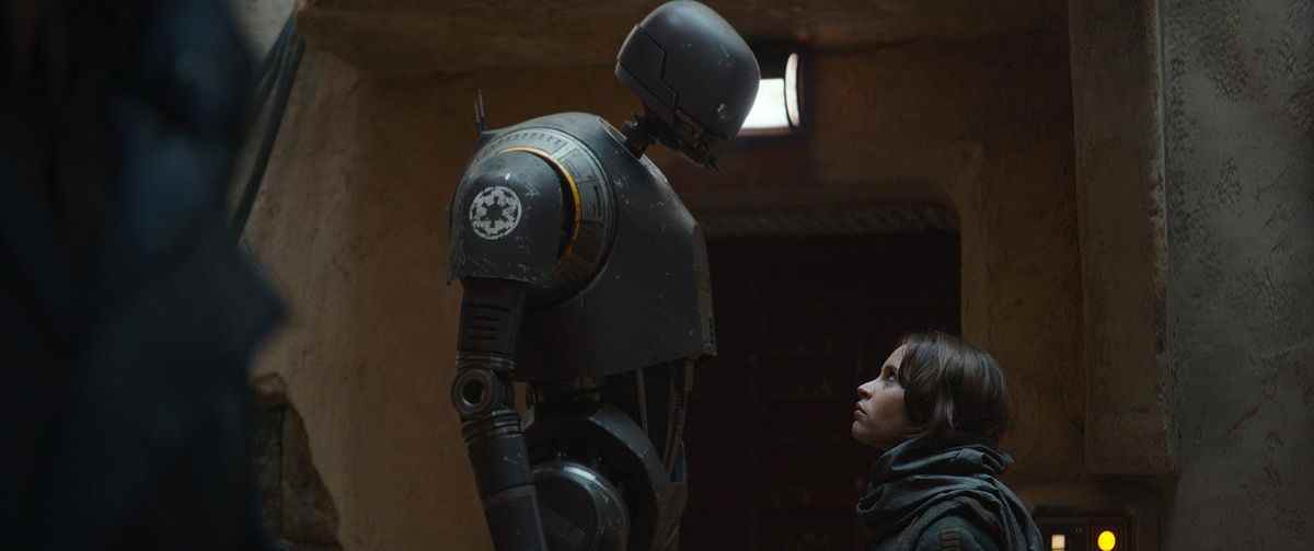 Le droïde K-2SO (Alan Tudyk) domine Jyn Erso (Felicity Jones) dans Rogue One