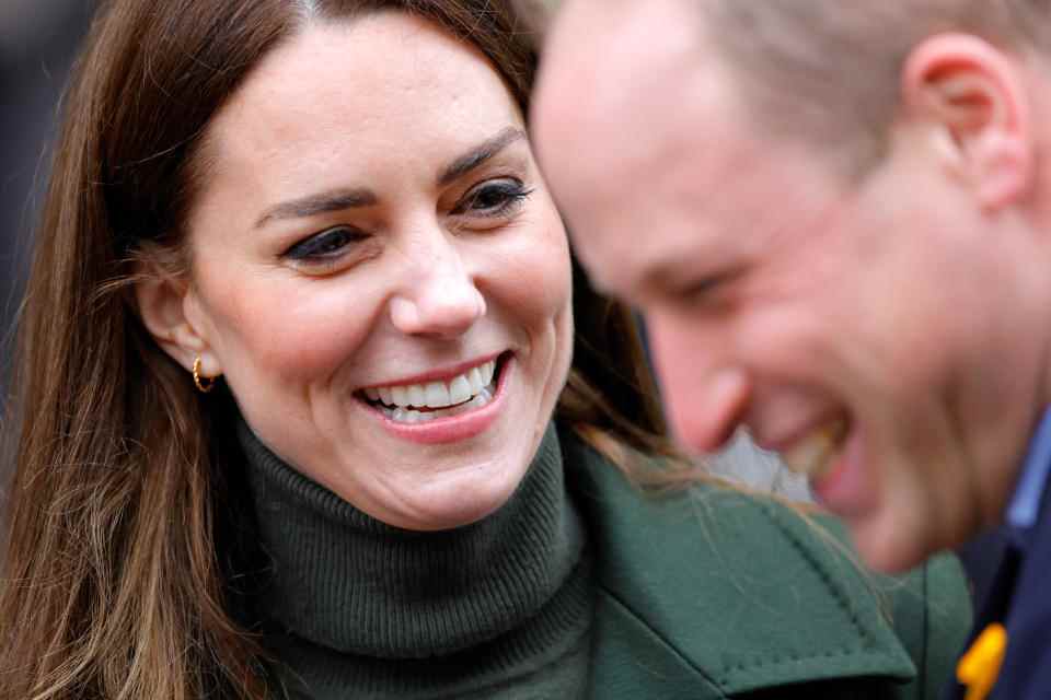 Kate, princesse de Galles a opté pour les cerceaux torsadés pour une visite au marché d'Abergavenny le jour de la Saint-David en 2022 (Getty Images)