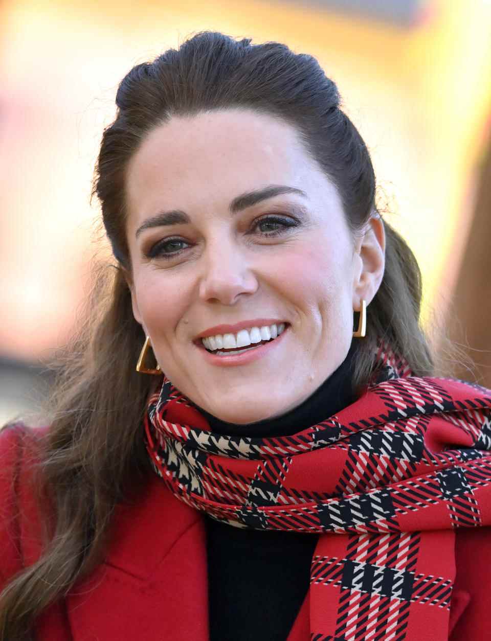 La princesse de Galles portait également le "Alia"  boucles d'oreilles lors d'une visite au château de Cardiff en décembre 2020. (Getty Images)
