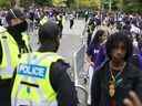 La police de Londres a barricadé des parties du milieu de la rue lorsque des milliers d'étudiants se sont rassemblés sur l'avenue Broughdale lors des célébrations des retrouvailles de l'Université Western à Londres le samedi 24 septembre 2022. La zone a été maintenue libre de personnes pour assurer l'accès aux services d'urgence.  Derek Ruttan/The London Free Press