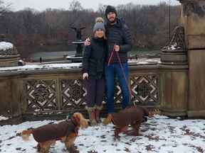 Joe O'Connor, PDG de 4 Day Week Global, et sa partenaire Grace Tallon dans Central Park à New York.