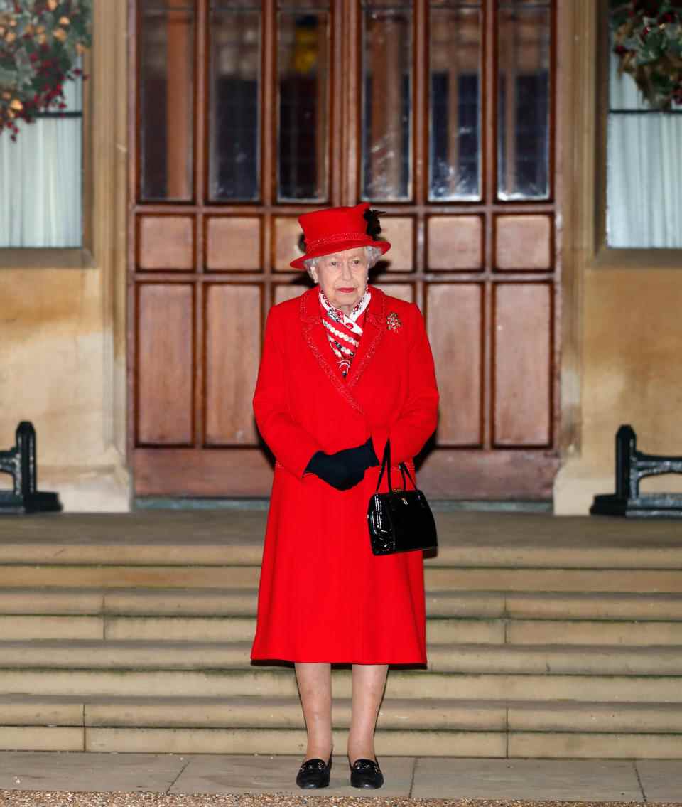 La reine portait du rouge pour remercier les bénévoles et les travailleurs clés du château de Windsor lors de la pandémie de COVID-19 en 2020. (Getty Images)