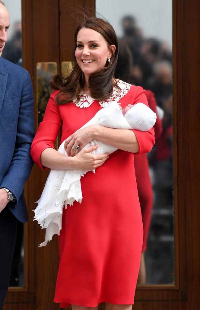 La duchesse de Cambridge quitte l'aile Lindo avec son fils nouveau-né, le prince Louis de Cambridge, à l'hôpital St Mary le 23 avril 2018. (Getty Images)