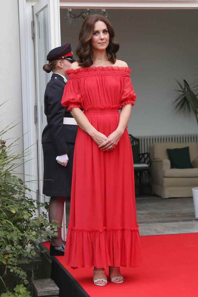 La duchesse de Cambridge portait une robe rouge à épaules dénudées pour la fête d'anniversaire de la reine