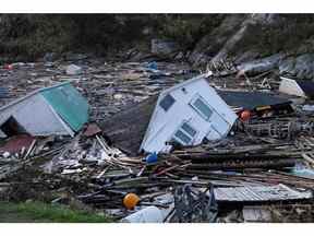 Des structures flottent dans l'eau à la suite de l'ouragan Fiona à Rose Blanche, Terre-Neuve, le 25 septembre 2022.