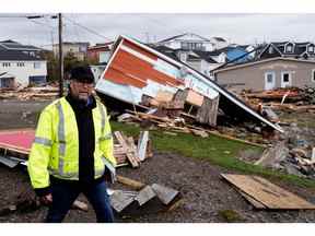 Le maire de Port Aux Basques, Brian Button, parcourt la ville pour examiner les dégâts après l'arrivée de l'ouragan Fiona à Port Aux Basques, Terre-Neuve, le 25 septembre 2022.