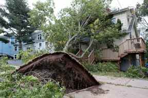 Un arbre tombé se trouve sur une maison après le passage de l'ouragan Fiona, plus tard déclassé en tempête post-tropicale, à Halifax, le 24 septembre 2022.