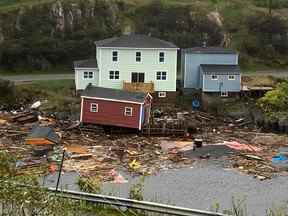 Cette image à distribuer fournie par Pauline Billard le 25 septembre 2022 montre les dommages causés par l'ouragan Fiona à Rose Blanche-Harbour le Cou, Terre-Neuve-et-Labrador.