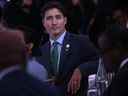 Le premier ministre Justin Trudeau regarde autour de lui avant de parler devant le président américain Joe Biden lors de la septième conférence de reconstitution des ressources du Fonds mondial à New York, États-Unis, le 21 septembre 2022. REUTERS/Leah Millis