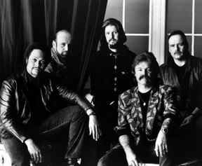 Sur cette photo prise en 1991, les membres des Doobie Brothers, de gauche à droite : Tiran Porter, Michael Hossack, Patrick Simmons, Tom Johnston et John Hartman.