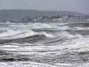 Les vagues déferlent sur le rivage à Eastern Passage, en Nouvelle-Écosse, le samedi 24 septembre 2022. 