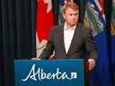 Tyler Shandro, ministre de la Justice et solliciteur général, s'adresse aux médias lors d'une conférence de presse où il a présenté des plans selon lesquels l'Alberta contesterait le programme fédéral de confiscation des armes à feu le lundi 26 septembre 2022.