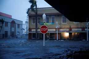 Une rue inondée est vue au centre-ville alors que l'ouragan Ian touche terre dans le sud-ouest de la Floride, à Fort Myers, en Floride, le 28 septembre 2022.
