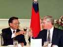 Le ministre canadien de l'Industrie, John Manley, rencontre le président du Conseil de planification et de développement économiques de Taïwan, Chiang Pin-kung, à Taipei, le 10 septembre 1998. de Chine à l'époque au cours de sa visite de trois jours à Taïwan.