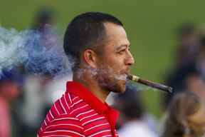 Le golfeur de l'équipe américaine Xander Schauffele fume un cigare lors du match en simple du tournoi de golf de la coupe des présidents au Quail Hollow Club Setp.  25, 2022. Peter Casey-USA TODAY Sports