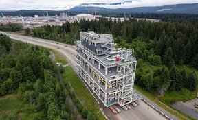 Un module pour l'usine de liquéfaction de gaz naturel de LNG Canada est livré sur le site de Kitimat, en Colombie-Britannique. Le projet progresse rapidement, sa main-d'œuvre devant culminer l'an prochain à environ 7 500 travailleurs.