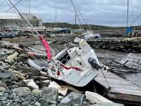 Un voilier s'est échoué sur le rivage après le passage de l'ouragan Fiona, plus tard déclassé en tempête post-tropicale, à Shearwater, en Nouvelle-Écosse.