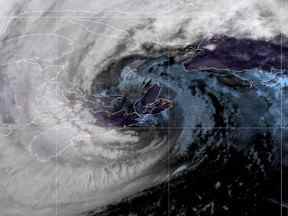 L'ouragan Fiona touche terre entre Canso et Guysborough, Nouvelle-Écosse, Canada dans une image composite du satellite météorologique GOES-East de la National Oceanic and Atmospheric Administration (NOAA)/