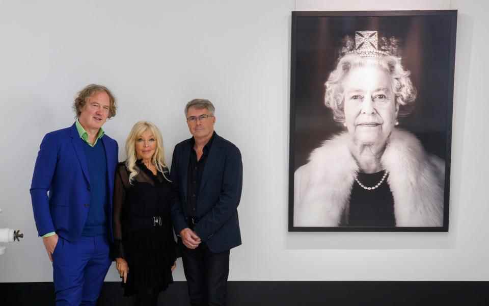 De gauche à droite, Christian Furr, Frances Segelman et Rob Munday ont tous contribué à l'exposition sur feu la reine - Jamie Lorriman