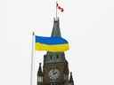 Le drapeau ukrainien est vu devant la Tour de la Paix sur la Colline du Parlement après que le président ukrainien Volodymyr Zelenskiy s'est adressé au Parlement canadien à Ottawa, Ontario, Canada le 15 mars 2022.