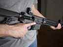 Un titulaire de permis d'armes à feu restreint détient un AR-15 à son domicile de Langley, en Colombie-Britannique, le 1er mai 2020. 