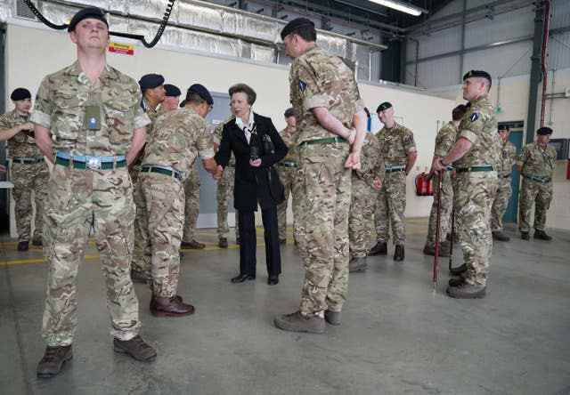La princesse royale, dans son rôle de colonel en chef du Royal Logistic Corps et du Royal Corps of Signals, rencontre du personnel de tout le corps à St Omer Barracks, Aldershot, qui a joué un rôle central en fournissant un soutien logistique au cours de la Queen's funérailles et autres cérémonies
