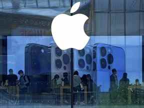 Des gens font leurs courses dans un Apple Store à Pékin, le mardi 28 septembre 2021.