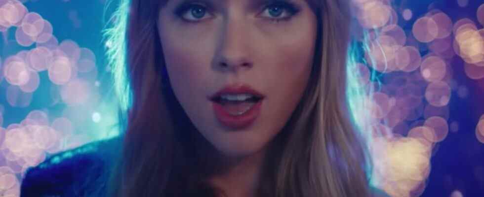 Taylor Swift singing during an SNL sketch.