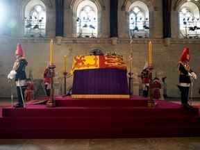 La reine Elizabeth II repose en état dans un palais vide de Westminster Hall avant que le public ne soit autorisé à rendre hommage à feu la reine, à Londres, le mercredi 14 septembre 2022.