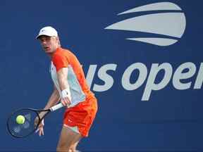Denis Shapovalov du Canada frappe Andrey Rublev à l'US Open au USTA Billie Jean King Tennis Center à Flushing, NY, le 3 septembre 2022.
