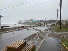 Certains des dommages à Port aux Basques, à Terre-Neuve-et-Labrador, causés par la tempête post-tropicale Fionais illustrés dans cette photo fournie par Wreckhouse Press le samedi 24 septembre 2022.