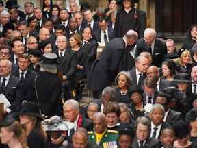 Le président américain Joe Biden prend place avec son épouse Jill Biden d'autres chefs d'État et dignitaires, dont le président français Emanuel Macron lors des funérailles d'État de la reine Elizabeth II, tenues à l'abbaye de Westminster, à Londres, le 19 septembre 2022.