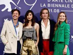 La réalisatrice Olivia Wilde pose avec les acteurs Harry Styles, Chris Pine et Gemma Chan pour la première de son film, "Ne t'inquiète pas chérie," au 79e Festival du film de Venise à Venise, Italie, le 5 septembre 2022.
