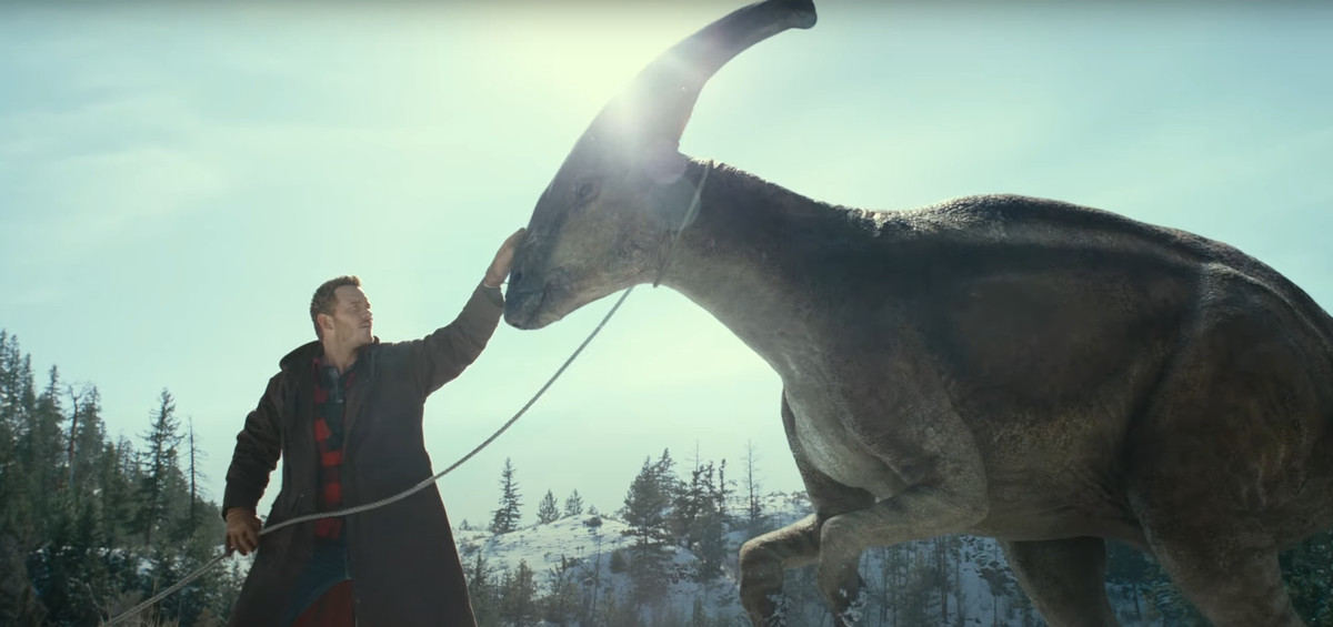 Chris Pratt caresse un dinosaure dans Jurassic World : Dominion