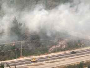 La fumée d'un feu de forêt à l'ouest de Hope, en Colombie-Britannique, est montrée au-dessus de la route 1 sur une photo du 11 septembre 2022.  La qualité de l'air s'est légèrement améliorée dans la région métropolitaine de Vancouver, mais reste à des niveaux très malsains dans plusieurs autres régions, car les incendies de forêt recouvrent de grandes parties de la Colombie-Britannique.  LA PRESSE CANADIENNE/HO-BC Wildfire Service **CRÉDIT OBLIGATOIRE**