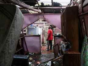 Un homme se tient à l'intérieur de sa maison détruite dans la zone rurale de Cuey, au lendemain de l'ouragan Fiona, à El Seibo, en République dominicaine, le 20 septembre 2022.