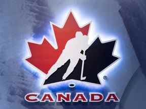 Le logo de Hockey Canada est visible lors d'un événement à Toronto le mercredi 1er novembre 2017. Hockey Canada a révélé que plus de 65 % des frais d'assurance des joueurs sont versés au Fonds national d'équité de l'organisation.