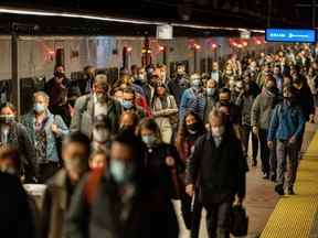 Les navetteurs arrivent à la gare Grand Central pendant l'heure de pointe du matin à New York.