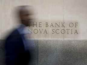 Un banlieusard passe devant la Banque de Nouvelle-Écosse dans le quartier financier de Toronto.