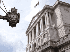 Certains économistes soutiennent que la Banque d'Angleterre ne peut pas se laisser distancer par la Réserve fédérale américaine dans la course à la hausse des taux d'intérêt.