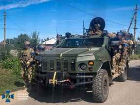 Des membres du service de sécurité de l'État d'Ukraine patrouillent dans une zone de la ville récemment libérée de Kupiansk, au milieu de l'attaque de la Russie contre l'Ukraine, dans la région de Kharkiv, en Ukraine, sur cette photo publiée le samedi 10 septembre 2022.