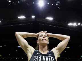 Sue Bird du Seattle Storm réagit après avoir perdu contre les Las Vegas Aces 97-92 lors de son dernier match de sa carrière lors du quatrième match des demi-finales des éliminatoires de la WNBA 2022 au Climate Pledge Arena le 06 septembre 2022 à Seattle, Washington.