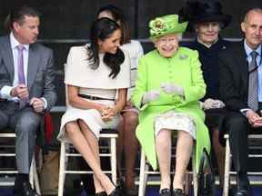 La reine Elizabeth II rit avec Meghan, duchesse de Sussex en 2018.