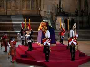 Les gardes du corps du roi de l'Honorable Corps of Gentlemen at Arms, les Life Guards, les Blues and Royals et Yeomen of the Guard, montent la garde autour du cercueil de la reine Elizabeth II, à l'intérieur de Westminster Hall, au Palais de Westminster, à Londres, Mercredi 14 septembre 2022.