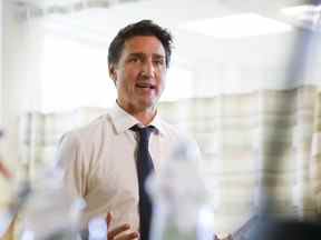 Le premier ministre Justin Trudeau s'adresse aux médias après une visite à l'Université Saint-Boniface de Winnipeg, le jeudi 1er septembre 2022.